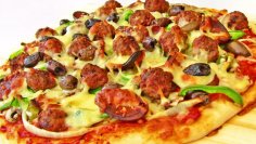 Delicious Portuguese Chouriço Sausage Pizza Recipe