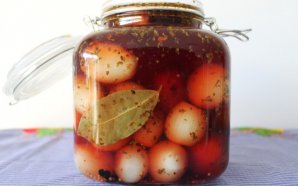 Portuguese Pickled Onions (Cebolas Cortidas)