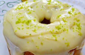 Lemon Cake with Icing (Bolo de Limão)